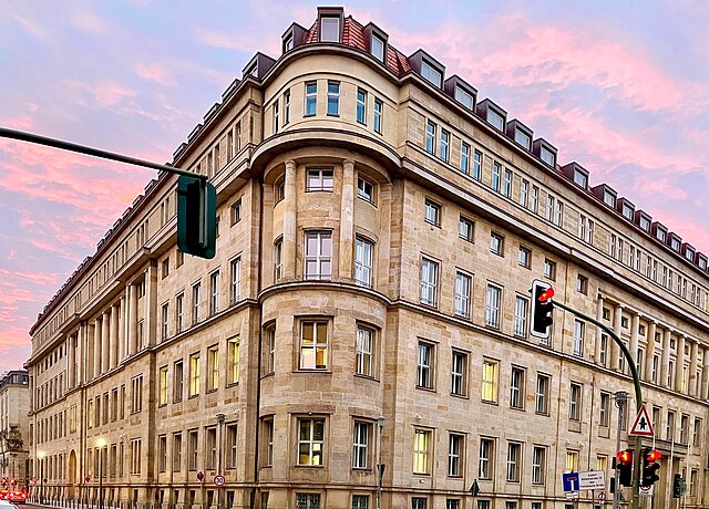 Das Bundesgesundheitsministerium in Berlin im Lichte des Sonnenaufgangs