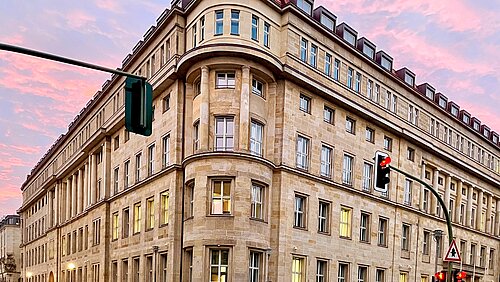 Das Bundesgesundheitsministerium in Berlin im Lichte des Sonnenaufgangs