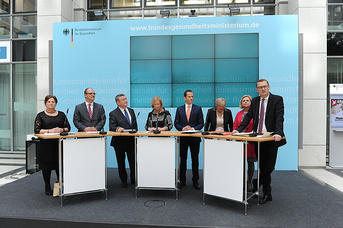 Gruppenfoto mit Bundesgesundheitsminister Hermann Gröhe, Bundesforschungsministerin Prof. Johanna Wanka sowie Vertreterinnen und Vertreter der Gesundheits- und der Kultusministerkonferenz der Länder und der Koalitionsfraktionen des Deutschen Bundestages