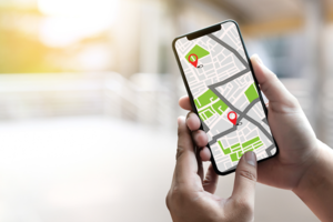 Kontaktnachverfolgung mit der KADOIN-Anwendung (Bildquelle: juststock/iStockphoto) Eine Person hält ein Smartphone, zu sehen ist eine Karte: Kontaktnachverfolgung mit der KADOIN-Anwendung