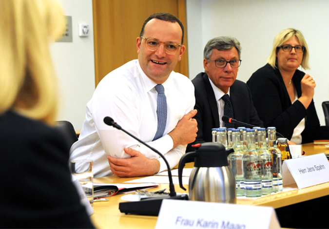 Bundesgesundheitsminister Jens Spahn und der beamtete Staatssekretär Lutz Stroppe im Gespräch