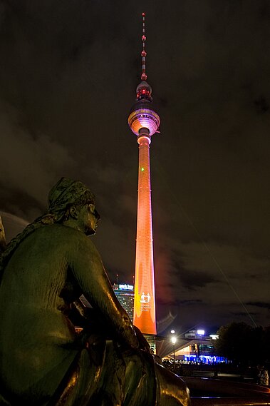 Beleuchtungsaktion des BMG am Berliner Fernsehturm