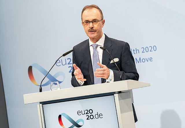 Staatssekretär Dr. Thomas Steffen spricht bei der Digital Health 2020