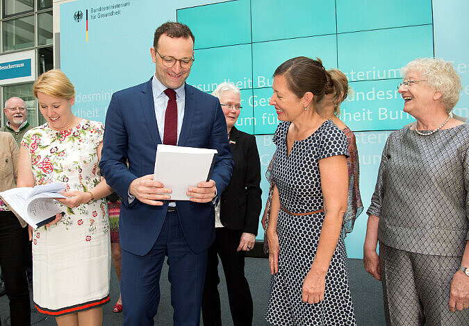 Fachkommission nach dem Pflegeberufegesetz übergibt ihre Rahmenlehr- und Rahmenausbildungspläne an Bundesgesundheitsminister Jens Spahn und Bundesfamilienministerin Franziska Giffey schauen sich die von der Fachkommission überreichen Lehrpläne an