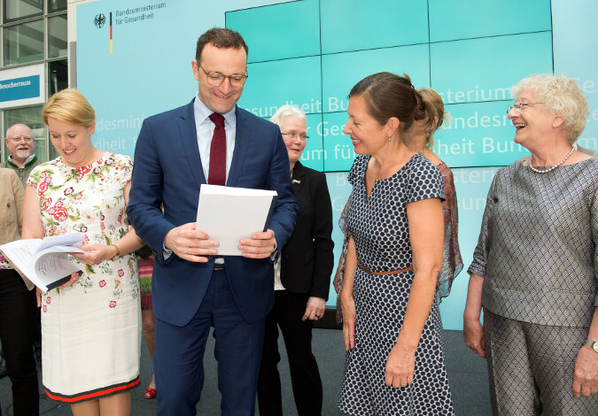 Fachkommission nach dem Pflegeberufegesetz übergibt ihre Rahmenlehr- und Rahmenausbildungspläne an Bundesgesundheitsminister Jens Spahn und Bundesfamilienministerin Franziska Giffey schauen sich die von der Fachkommission überreichen Lehrpläne an