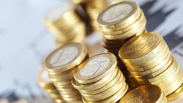 Foto: mehrere Säulen gestapelter Euro-Münzen 