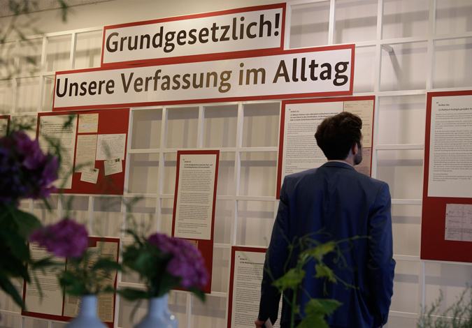 Ein Man steht vor einer Infowand