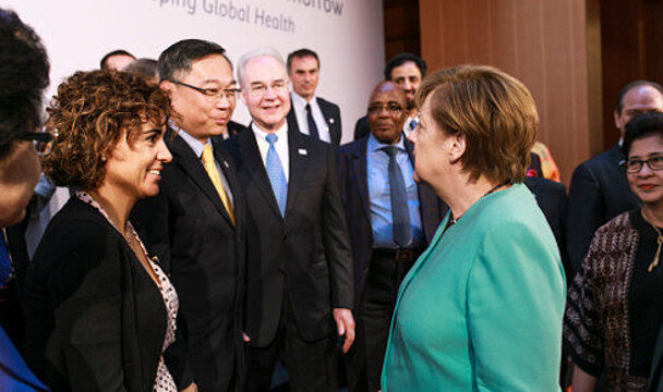 Foto: Bundeskanzlerin Angela Merkel mit internationalen Bundesgesundheitsministern beim G20 Bundesgesundheitsministertreffen