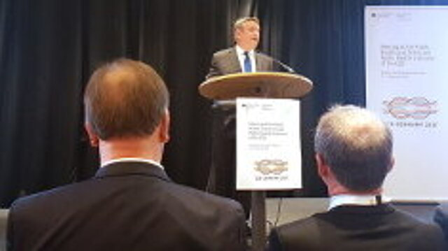 photo: Hermann Gröhe at his speech in front of the public