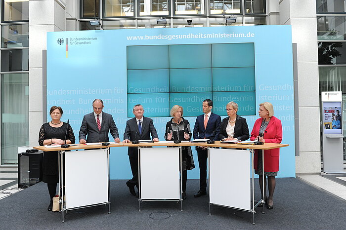 Gruppenfoto mit Bundesgesundheitsminister Hermann Gröhe, Bundesforschungsministerin Prof. Johanna Wanka sowie Vertreterinnen und Vertreter der Gesundheits- und der Kultusministerkonferenz der Länder und der Koalitionsfraktionen des Deutschen Bundestages