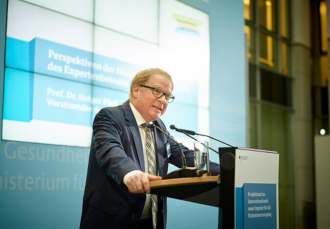 Prof. Dr. Holger Pfaff steht am Rednerpult und spricht