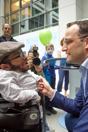 Spahn spricht mit Raul Krauthausen. 