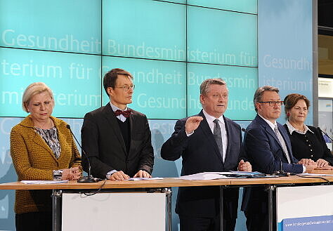 Foto: Hilde Mattheis, Prof. Dr. Karl Lauterbach, Bundesgesundheitsminister Hermann Gröhe, Dr. Georg Nüßlein und Maria Michalk 