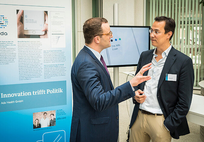 Foto: Bundesgesundheitsminister Jens Spahn mit einem Unternehmer