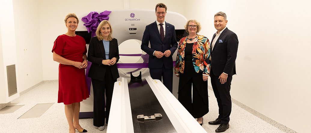 v.l.n.r.: Ina Brandes, NRW Ministerin für Kultur und Wissenschaft, Nina Warken, Bundesgesundheitsministerin, Hendrik Wüst, NRW Ministerpräsident, Prof. Dr. Angelika Eggert, Vorstandsvorsitzende Universitätsmedizin Essen, Prof. Ken Herrmann, Direktor Klinik für Nuklearmedizin
