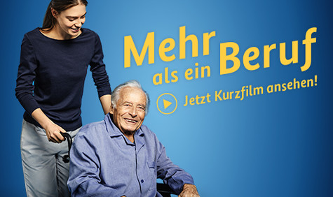 Altenpflegerin (Bildquelle: BMG) Bild: Altenpflegerin schiebt einen älteren Mann im Rollstuhl. Daneben steht der Text: Mehr als ein Beruf: jetzt Kurzfilm ansehen!