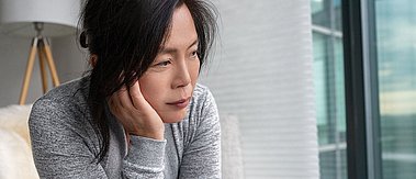 Traurige Frau - Framework für evidenzbasierte Interventionen zur Förderung der Gesundheitskompetenz im Setting der beruflichen Wiedereingliederung (FORESIGHT)