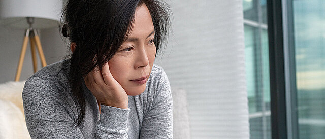 Traurige Frau - Framework für evidenzbasierte Interventionen zur Förderung der Gesundheitskompetenz im Setting der beruflichen Wiedereingliederung (FORESIGHT)