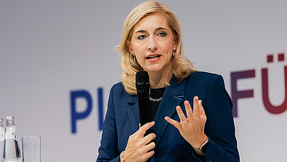 Bundesgesundheitsministerin Nina Warken spricht beim Hauptstadtkongress