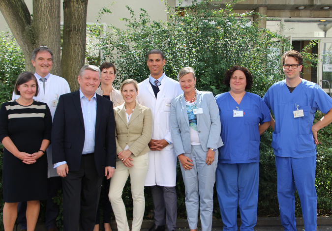 Gruppenfoto vor der Charité mit teilnehmenden Ärzten/-innen und Pflegern/-innen am Projekt 'wirksam regieren'