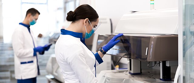 Im Labor - Stärkung der Diagnostik- und Sequenzierkapazitäten für SARS-CoV-2