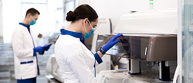 Im Labor - Stärkung der Diagnostik- und Sequenzierkapazitäten für SARS-CoV-2
