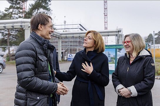 Bundesgesundheitsminister Prof. Karl Lauterbach, Ministerpräsidentin Malu Dreyer und Geschäftsführerin Sabine Nikolaus bei Boehringer vor dem neuen Werk in Ingelheim.