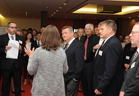Foto: Bundesgesundheitsminister Hermann Gröhe im Gespräch mit Teilnehmern