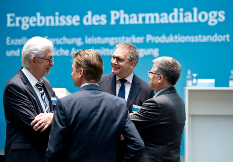 Prof. Dr. Karl Broich Präsident des Bundesinstituts für Arzneimittel und Medizinprodukte, im Gespräch mit Vertretern der pharmazeutischen Verbände.