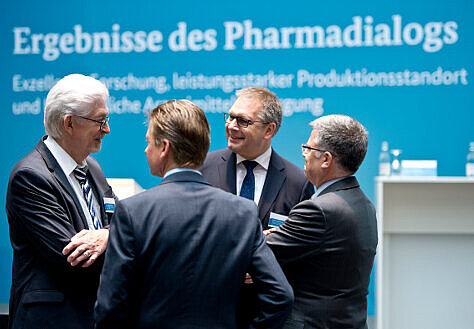 Prof. Dr. Karl Broich Präsident des Bundesinstituts für Arzneimittel und Medizinprodukte, im Gespräch mit Vertretern der pharmazeutischen Verbände.