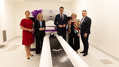 v.l.n.r.: Ina Brandes, NRW Ministerin für Kultur und Wissenschaft, Nina Warken, Bundesgesundheitsministerin, Hendrik Wüst, NRW Ministerpräsident, Prof. Dr. Angelika Eggert, Vorstandsvorsitzende Universitätsmedizin Essen, Prof. Ken Herrmann, Direktor Klinik für Nuklearmedizin