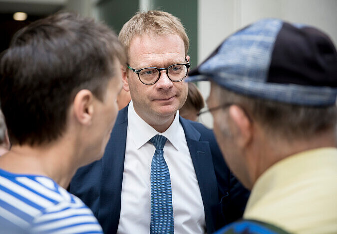 Parlamentarischer Staatssekretär Thomas Gebhart im Gespräch mit Besuchern beim Tag der offenen Tür