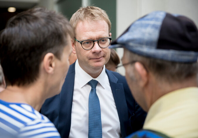 Parlamentarischer Staatssekretär Thomas Gebhart im Gespräch mit Besuchern beim Tag der offenen Tür