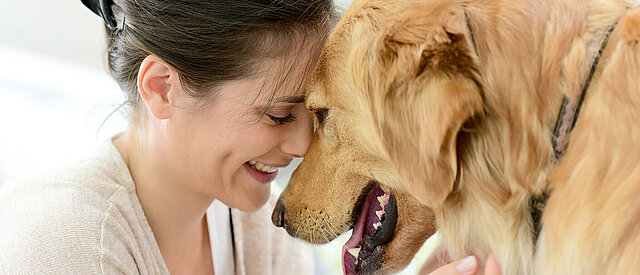 Frau mit Hund - Übertragung multiresistenter Erreger über Haustiere (AMR-Pet)