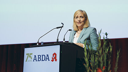 Bundesgesundheitsministerin Nina Warken spricht beim Apothekertag