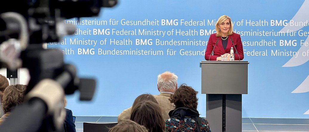 Bundesgesundheitsministerin Nina Warken spricht auf einer Pressekonferenz