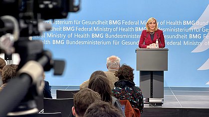 Bundesgesundheitsministerin Nina Warken spricht auf einer Pressekonferenz