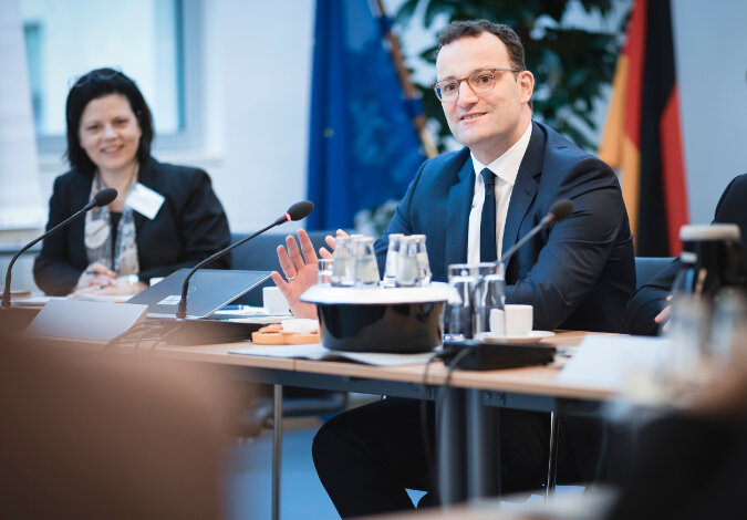 Bundesgesundheitsminister Jens Spahn im Gespräch mit den Pflege-Botschaftern aus Mexiko