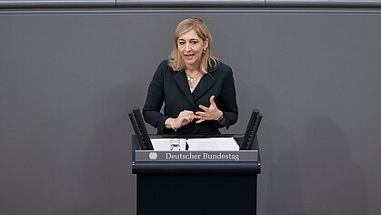 Nina Warken spricht im Deutschen Bundestag