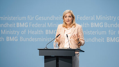 Bundesgesundheitsministerin Nina Warken spricht im BMG