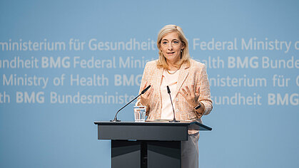 Bundesgesundheitsministerin Nina Warken spricht im BMG