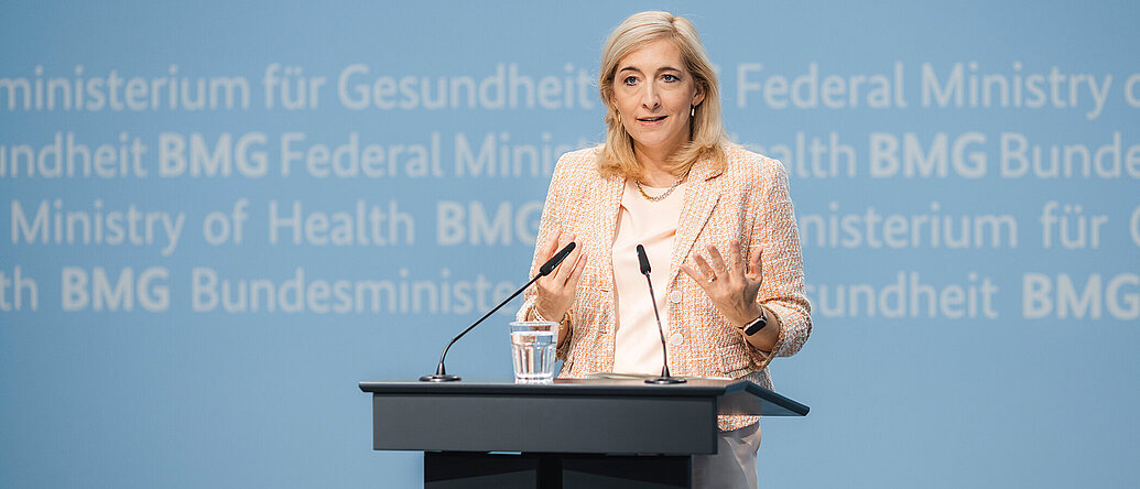 Bundesgesundheitsministerin Nina Warken spricht im BMG