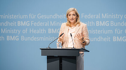 Bundesgesundheitsministerin Nina Warken spricht im BMG