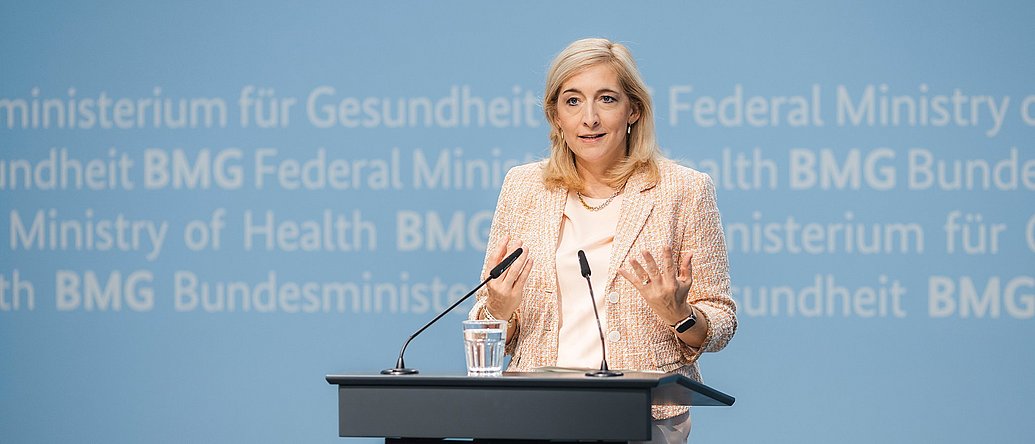 Bundesgesundheitsministerin Nina Warken spricht im BMG