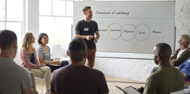 Mit Bildungsangeboten am Arbeitsplatz zu mehr Gesundheitskompetenz. (Bildquelle: Rawpixel/iStockphoto) Mit Bildungsangeboten am Arbeitsplatz zu mehr Gesundheitskompetenz.