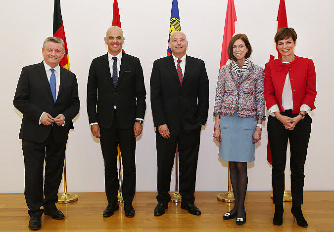 Foto: Die fünf GesundheitsministerInnen vor ihren Landesflaggen