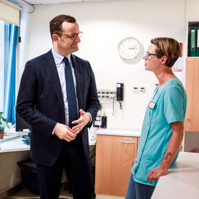 Bundesgesundheitsminister Jens Spahn im Gespräch mit einer Pflegekraft