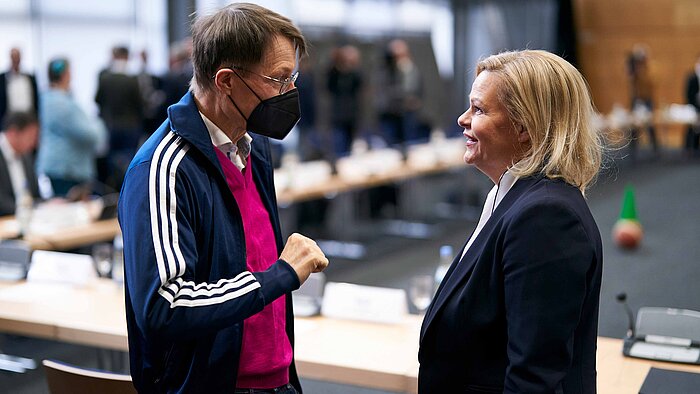 Sportministerin Nancy Faeser und Gesundheitsminister Karl Lauterbach beim Bewegungsgipfel in Berlin am 13.12.2022