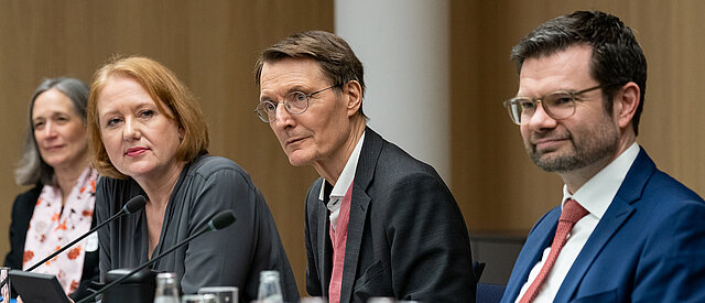 Bundesgesundheitsminister Prof. Karl Lauterbach zusammen mit Bundesjustizminister Marco Buschmann und Bundesfamilienministerin Lisa Paus