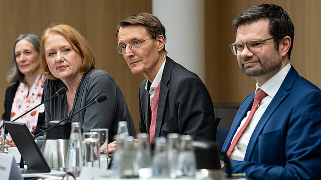 Bundesgesundheitsminister Prof. Karl Lauterbach zusammen mit Bundesjustizminister Marco Buschmann und Bundesfamilienministerin Lisa Paus